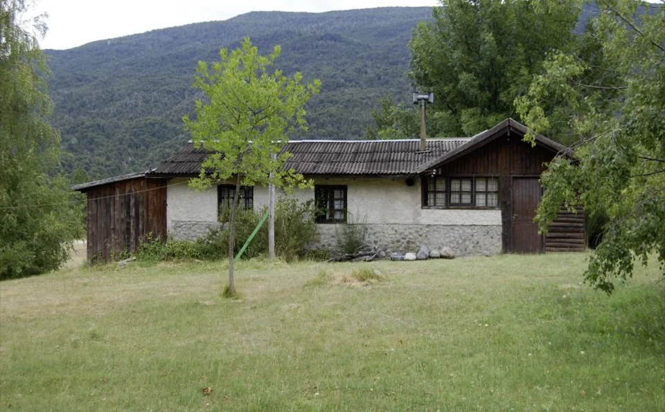 Casa del encargado con las montañas al fondo