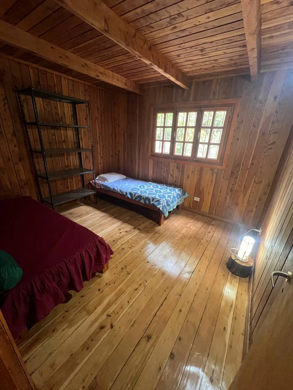 Un dormitorio con vista al verde