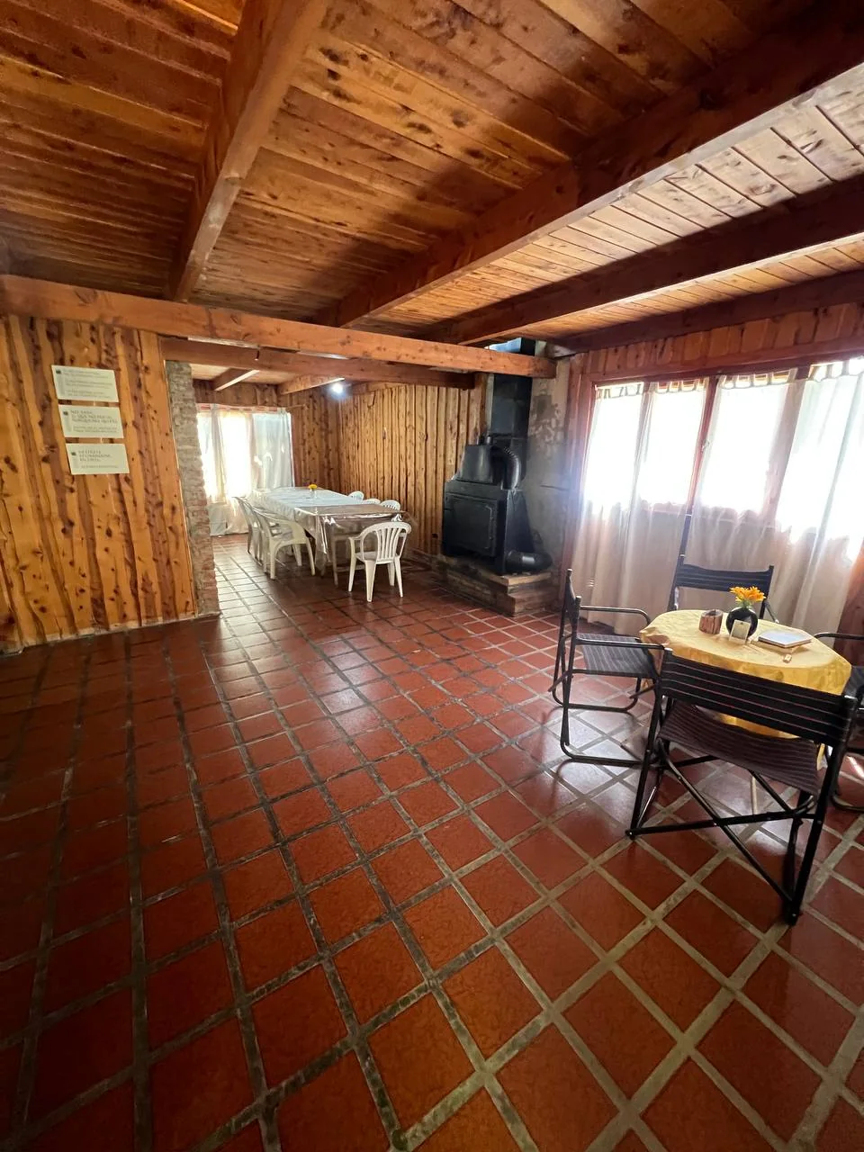 El estar y el comedor de la casa principal