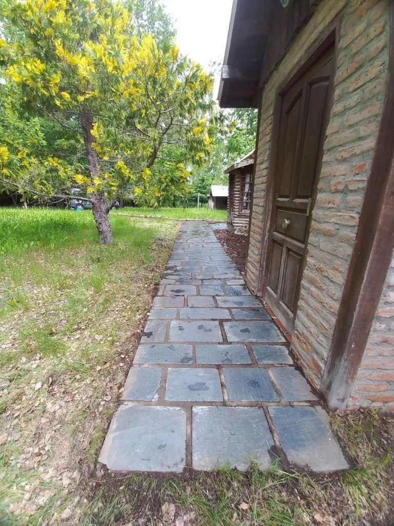 El sendero de piedra junto a la entrada