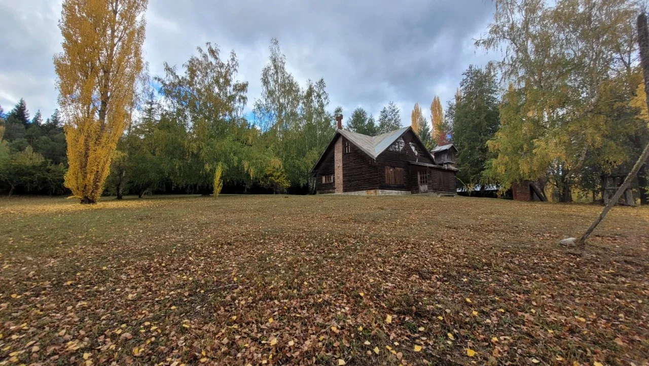 La casa entre los árboles de otoño